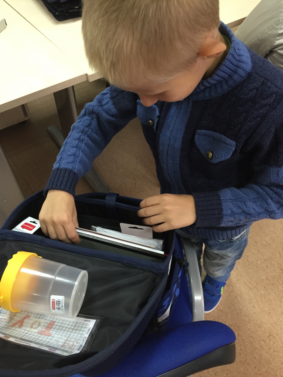 Danielius ruošiasi į mokyklą