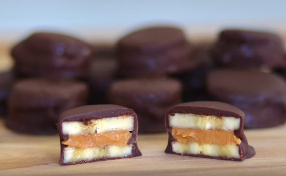 Bananas su šokoladu ir riešutų sviestu