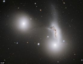 Galaktikų kova Pietinės Žuvies žvaigždyne