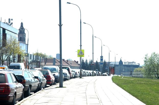Automobiliai ant dviraèiø tako Upës gatvëje, Dinos Sergijenko nuotr. (Alfa.lt)