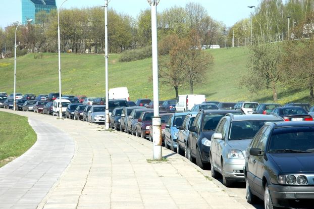 Automobiliai ant dviraèiø tako Upës gatvëje, Dinos Sergijenko nuotr. (Alfa.lt)