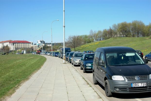Automobiliai ant dviraèiø tako Upës gatvëje, Dinos Sergijenko nuotr. (Alfa.lt)