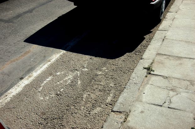 Automobiliai ant dviraèiø tako Upës gatvëje, Dinos Sergijenko nuotr. (Alfa.lt)