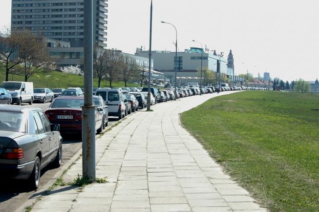 Automobiliai ant dviraèiø tako Upës gatvëje, Dinos Sergijenko nuotr. (Alfa.lt)