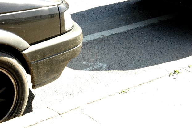 Automobiliai ant dviraèiø tako Upës gatvëje, Dinos Sergijenko nuotr. (Alfa.lt)