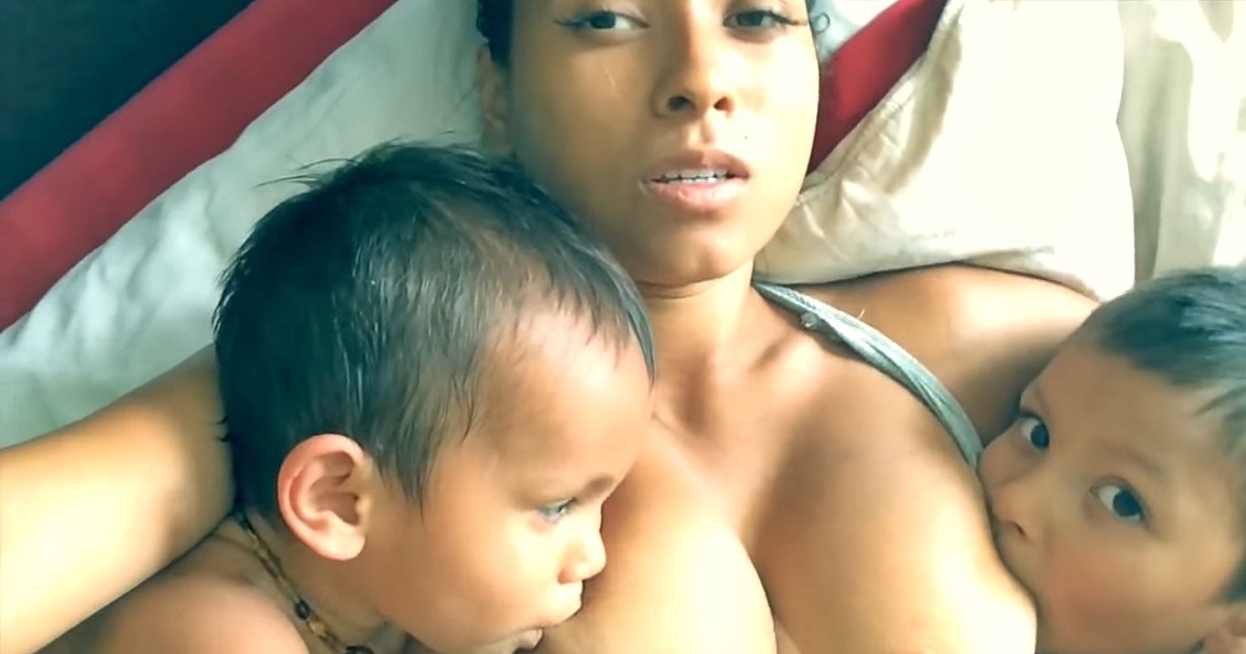 Tasha Maile maitina savo vaikus krūtimi. 