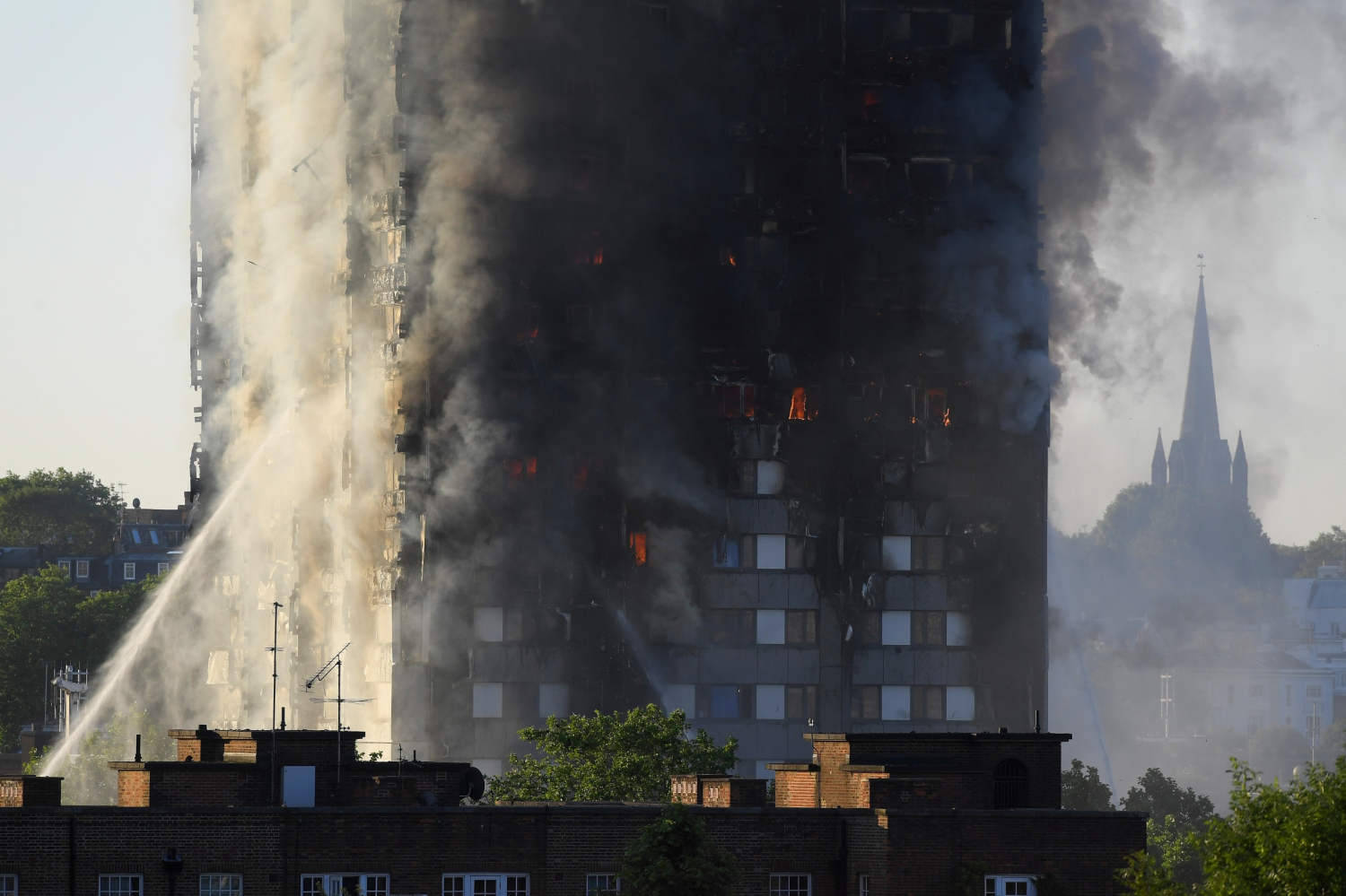 Didysis gaisras. Vakarų Londone naktį užsiliepsnojo 24 aukštų daugiabutis. Aukų išvengti nepavyko.